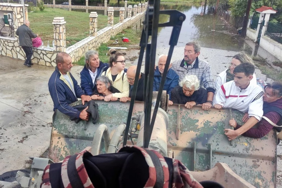 Έφτασε στον Παλαμά Καρδίτσας ο στρατός: Απεγκλωβίζουν ηλικιωμένους από πλημμυρισμένα σπίτια