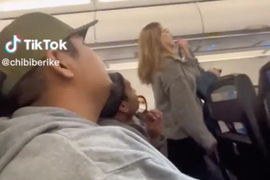 Έξαλλη επιβάτης εύχεται να πέσει το αεροπλάνο