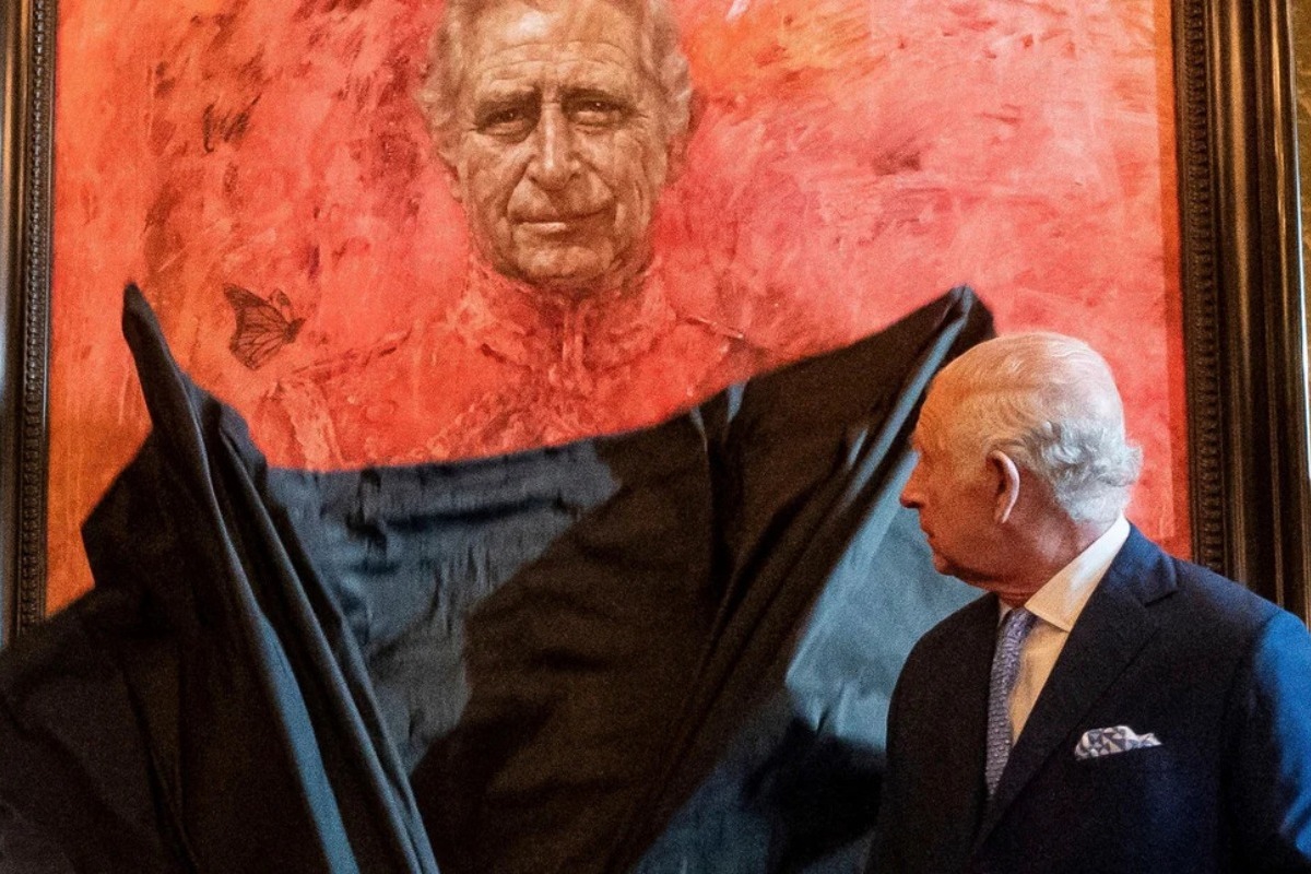 Επικά σχόλια μετά τα αποκαλυπτήρια του νέου πορτρέτου του βασιλιά Καρόλου: «Σαν να καίγεται στην κόλαση»