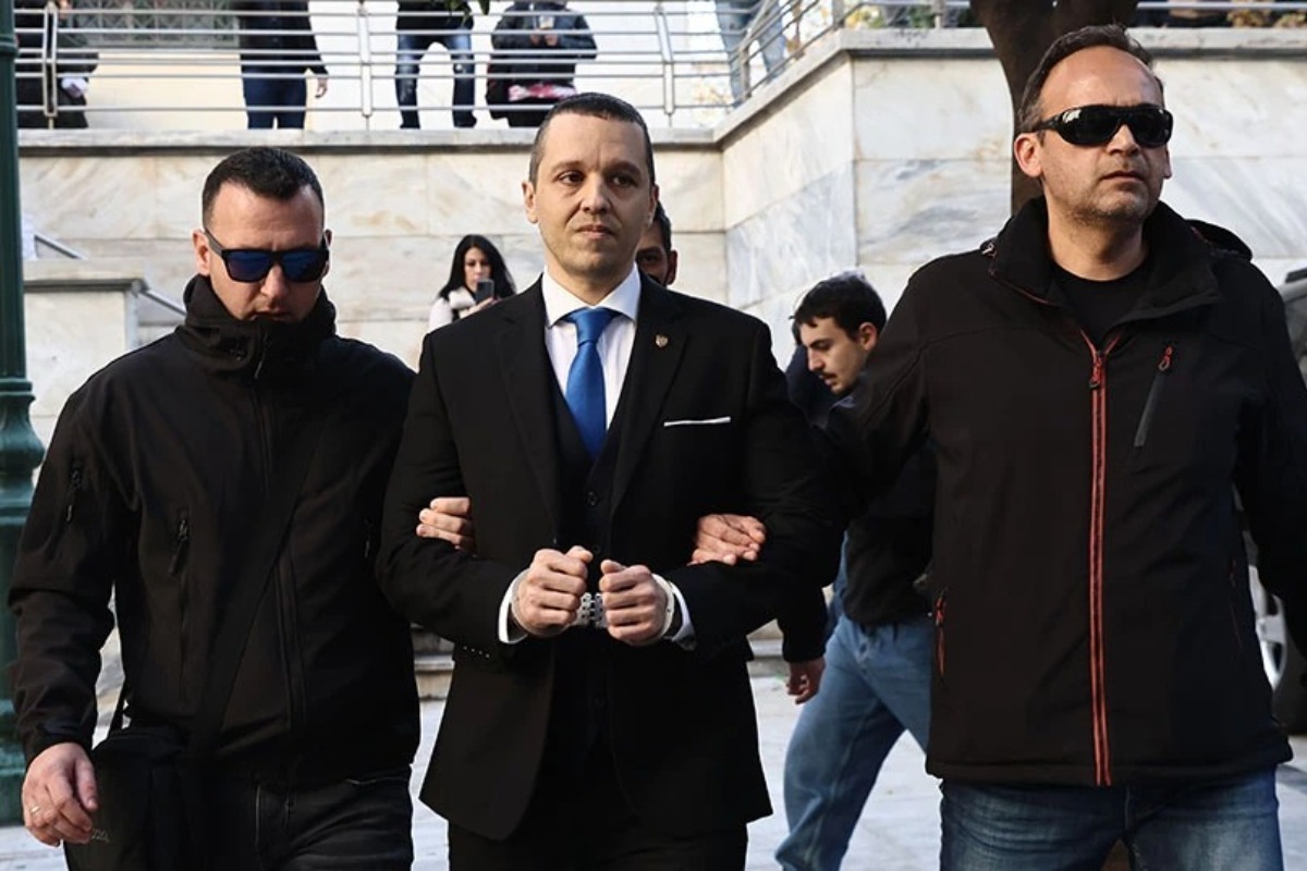 Ηλίας Κασιδιάρης: Με χειροπέδες στο δημαρχείο για να ορκιστεί δημοτικός σύμβουλος