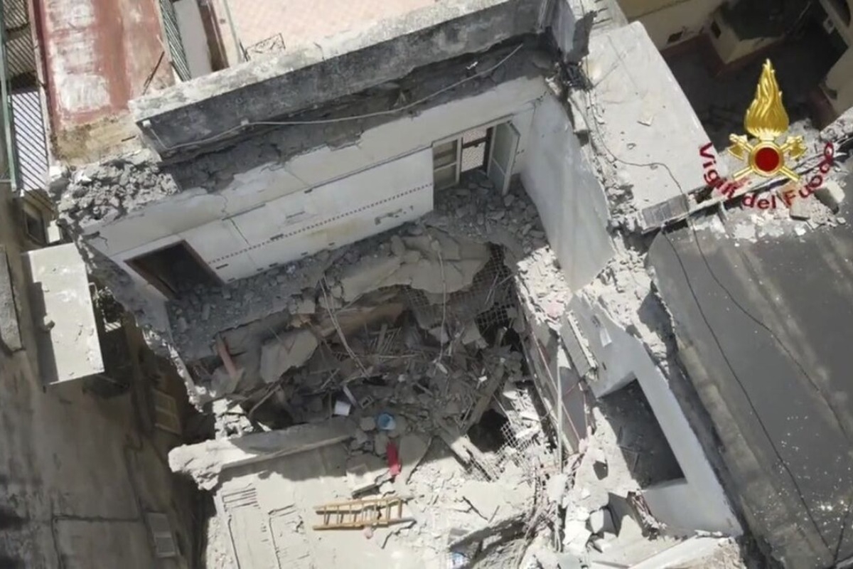 Κατάρρευση κτηρίου στη Νάπολη ‑ Μάχη με το χρόνο δίνουν οι διασώστες
