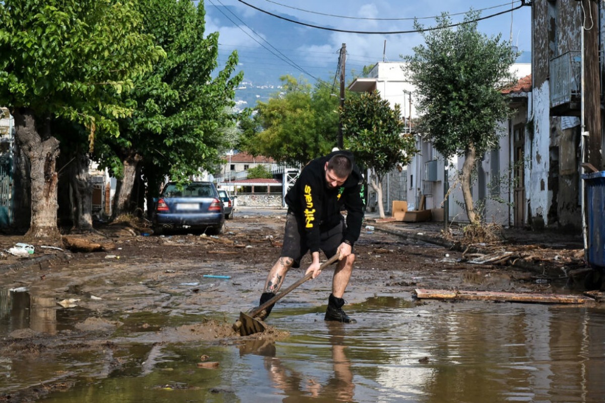 Βόλος: Σε απόγνωση οι κάτοικοι ‑ Παλεύουν με τις λάσπες και έμειναν χωρίς νερό
