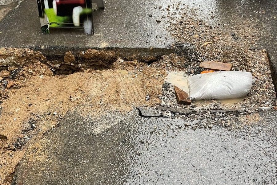 Κακοκαιρία: Υποχώρησε το οδόστρωμα στη Χαριλάου Τρικούπη και «κατάπιε» γυναίκα