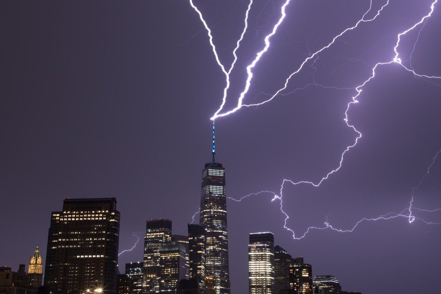 Απίστευτο θέαμα: Η στιγμή που κεραυνός χτυπά το Παγκόσμιο Κέντρο Εμπορίου στη Νέα Υόρκη