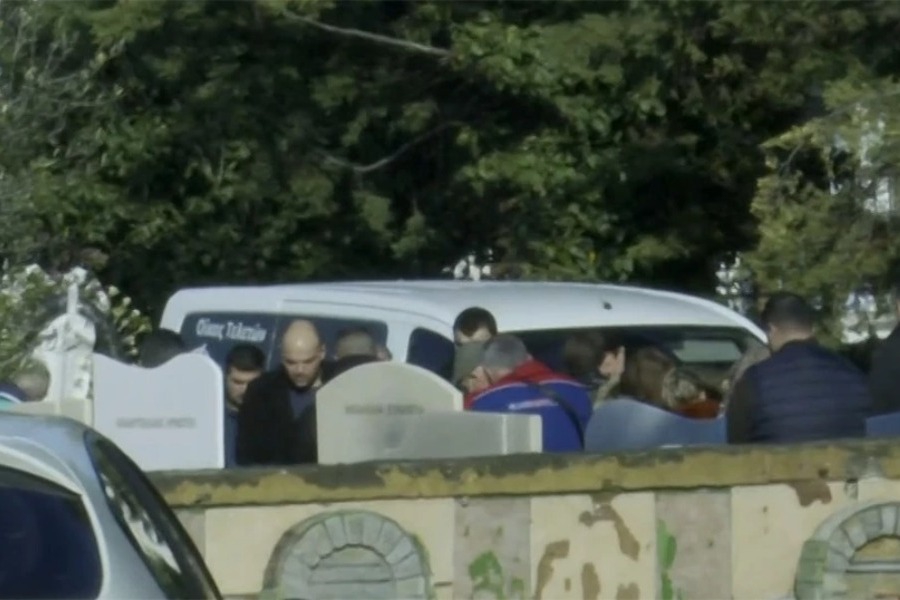 Τραγωδία στην Ημαθία: Κηδεύτηκε το βρέφος, οι συγγενείς της μητέρας έδιωξαν τον πατέρα