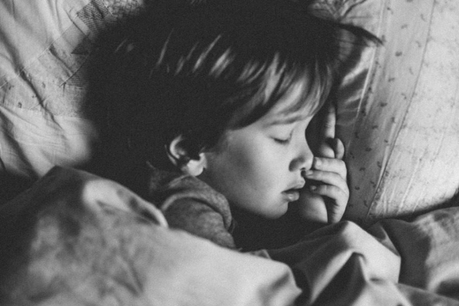 3 τρόποι για να μάθει το παιδί να κοιμάται μόνο του