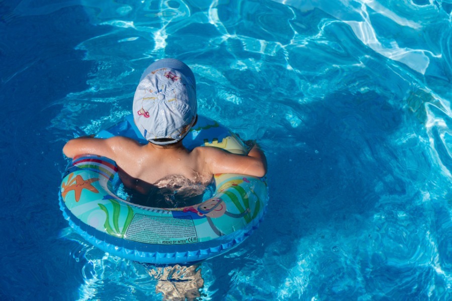 4 πράγματα που δεν πρέπει να κάνετε όταν μαθαίνετε το παιδί να κολυμπάει