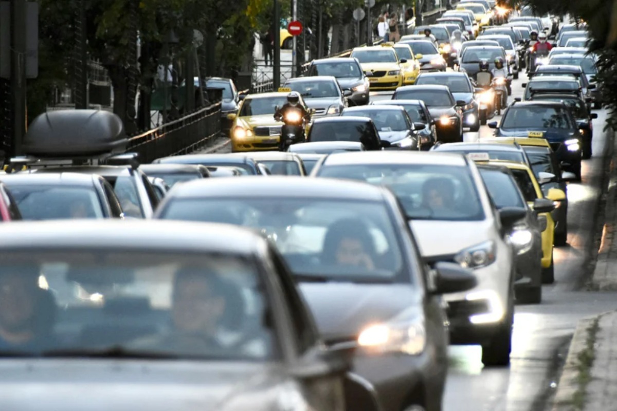 Κίνηση στους δρόμους: Μποτιλιάρισμα άνω των 30 λεπτών στην Αττική Οδό λόγω σύγκρουσης αυτοκινήτων