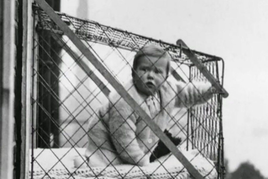 Κλουβιά για μωρά: Η χειρότερη εφεύρεση όλων των εποχών