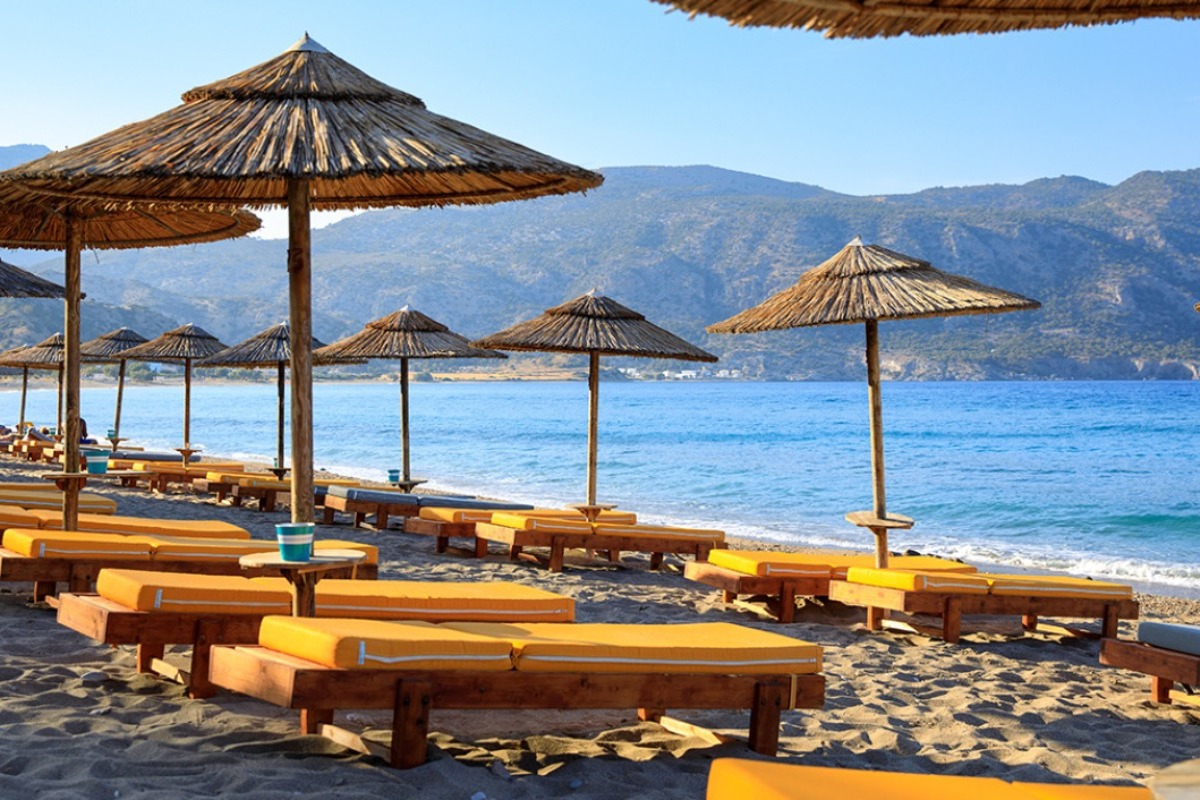 Χαλκιδική: Υπεύθυνος beach bar έδειρε ζευγάρι που ήθελε να καθίσει στην παραλία με πετσέτα