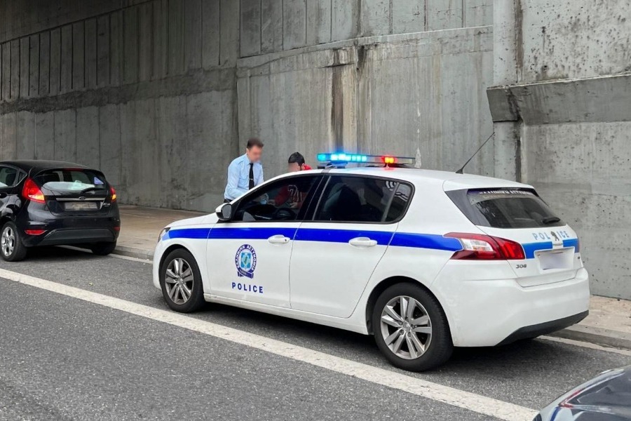 Έλληνας οδηγός μπαίνει στη ΛΕΑ και το μετανιώνει ‑ Η «σύλληψη» μπροστά στην κάμερα