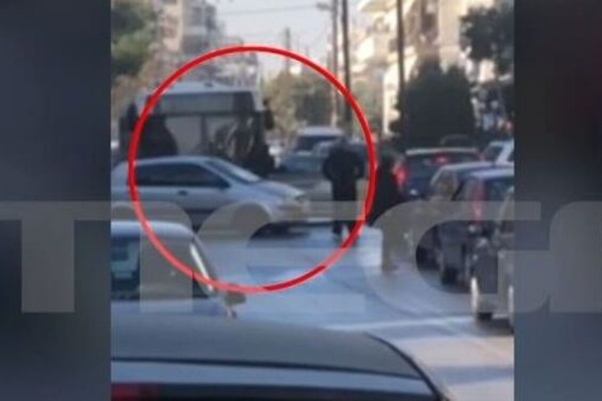 Θεσσαλονίκη: Πλακώθηκαν στη μέση του δρόμου οι οδηγοί λεωφορείου και ΙΧ