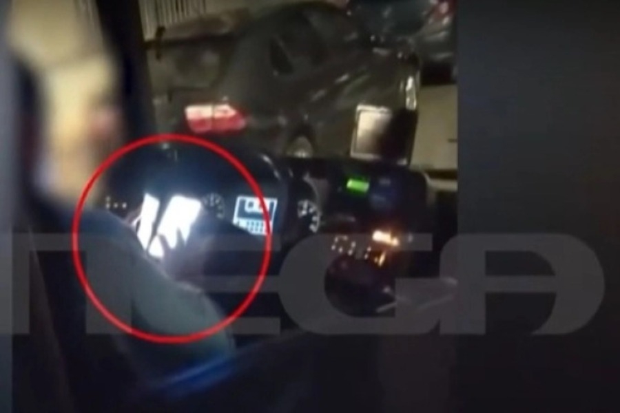 Κυψέλη: Οδηγός λεωφορείου μιλά στο κινητό και οδηγεί με τους... αγκώνες