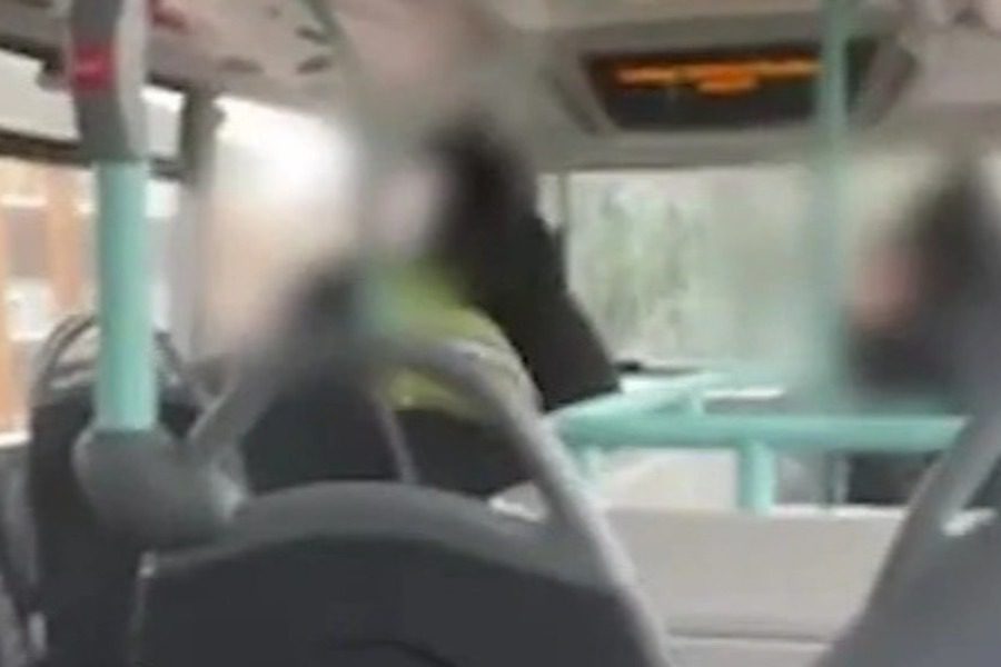 Έξαλλη γυναίκα χτύπησε λυσσαλέα 13χρονο κορίτσι μέσα στο λεωφορείο επειδή αρνιόταν να χαμηλώσει τη μουσική