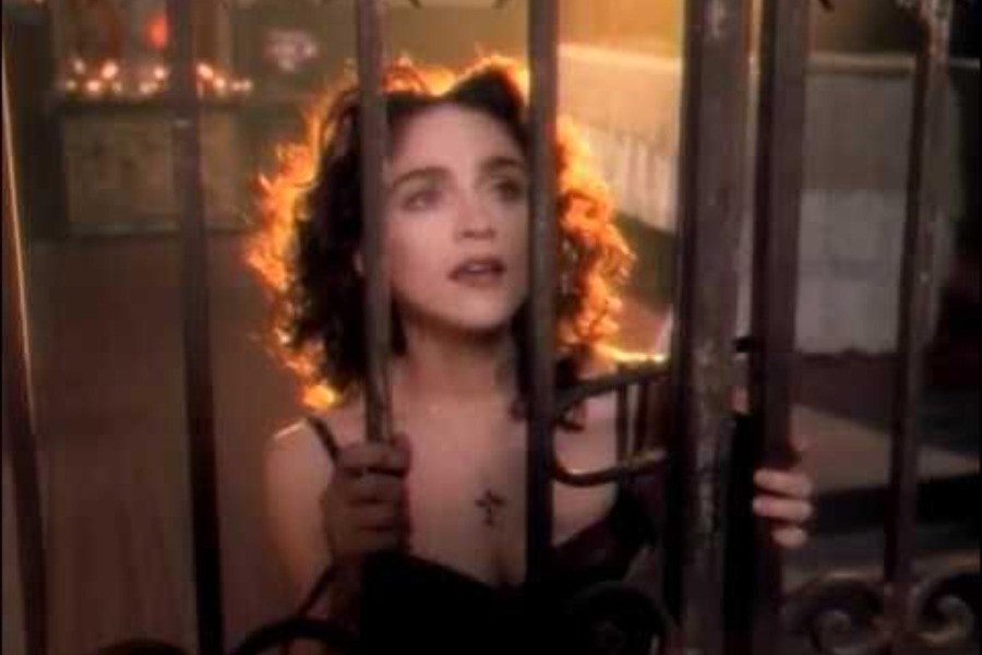 Από τη Madonna ως την Ariana Grande, βίντεο κλιπ που θεωρήθηκαν βλάσφημα