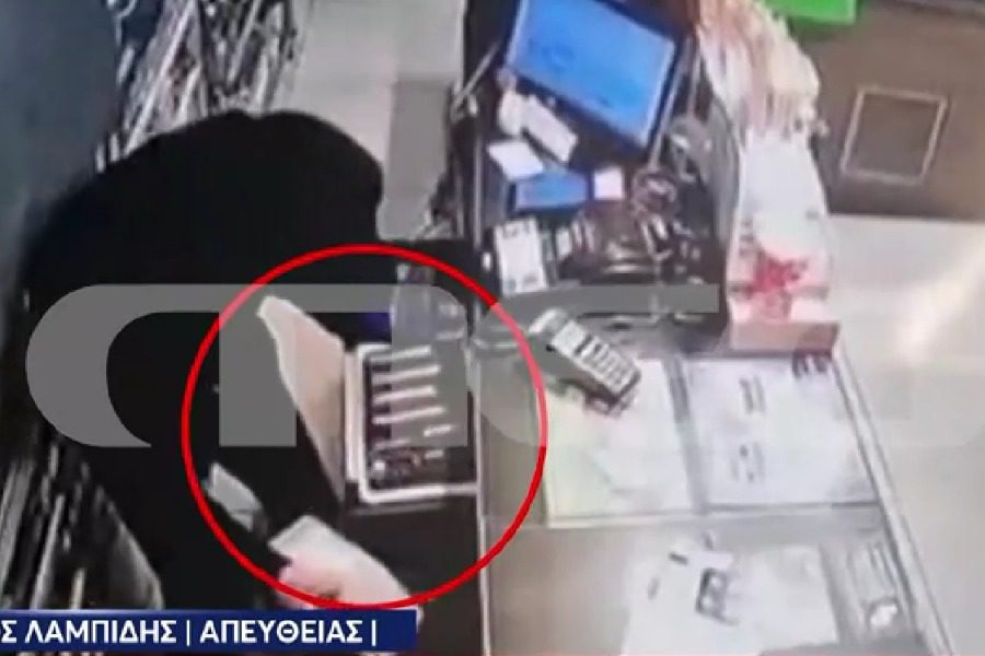 Βίντεο ντοκουμέντο από ένοπλη ληστεία σε μάρκετ της Θεσσαλονίκης: Πήραν και τα τσιγαράκια τους