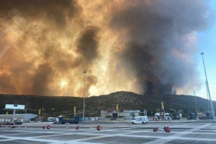 Φωτιά στο Λουτράκι: Μάχη για να μην φτάσουν οι φλόγες στα διυλιστήρια