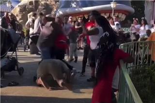 ΗΠΑ: Ξυλοδαρμός μεταξύ μαμάδων στην Disneyland – Τα παιδιά τις έβλεπαν σαστισμένα
