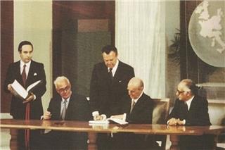 Σαν σήμερα: Η ένταξη της Ελλάδας στην ΕΟΚ