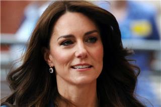 Kate Middleton: «Φουντώνουν» τα σενάρια για την υγεία της – «Κάτι δεν πήγε καλά στη μετεγχειρητική περίοδο»