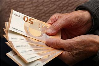 H εθνική σύνταξη αυξάνεται σε 426,17 ευρώ από 1/1/2024