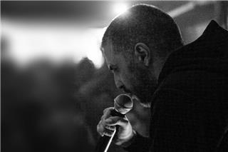 ΛΕΞ: Έδωσε συναυλία μέσα στις φυλακές Κορυδαλλού