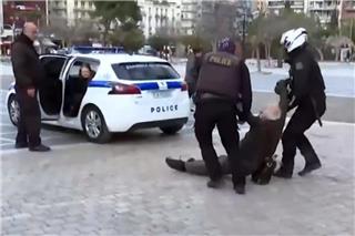 Προσαγωγή του Μιχάλη Τρεμόπουλου σε ζωντανή σύνδεση στη διαμαρτυρία για κοπή δέντρων στη Θεσσαλονίκη