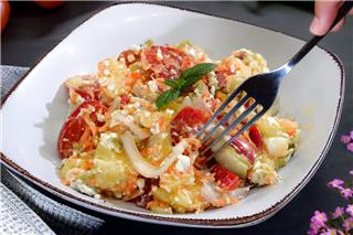 Πεντανόστιμη δροσερή πατατοσαλάτα, ιδανική για όσους προσέχουν τη διατροφή τους