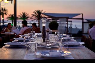 Η πιο σικ πιτσαρία στην παραλία βρίσκεται λίγο πριν τη Λάρισα