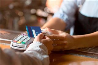 POS: Για ποιες αγορές έως 10 ευρώ «κουρεύονται» οι τραπεζικές προμήθειες