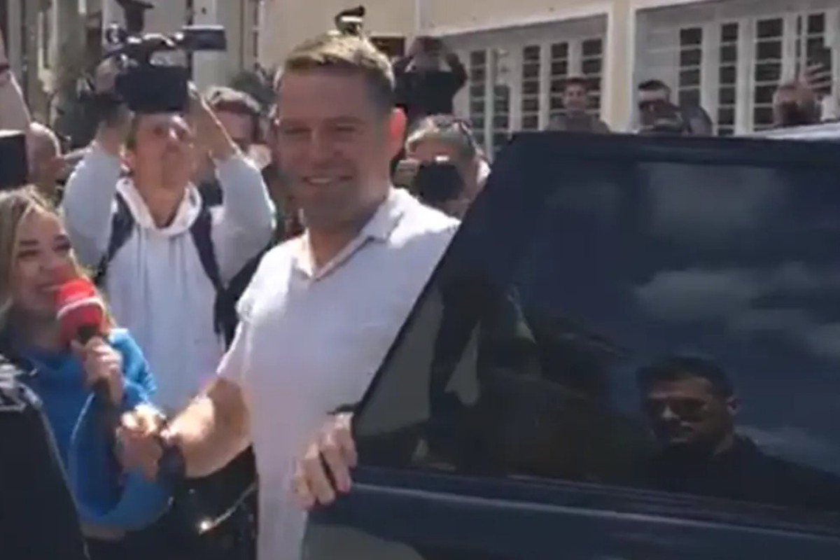 Στη Θήβα ο Κασσελάκης για να παρουσιαστεί στον Στρατό ‑ «Τιμή μας» του έλεγαν ντόπιοι που τον υποδέχθηκαν