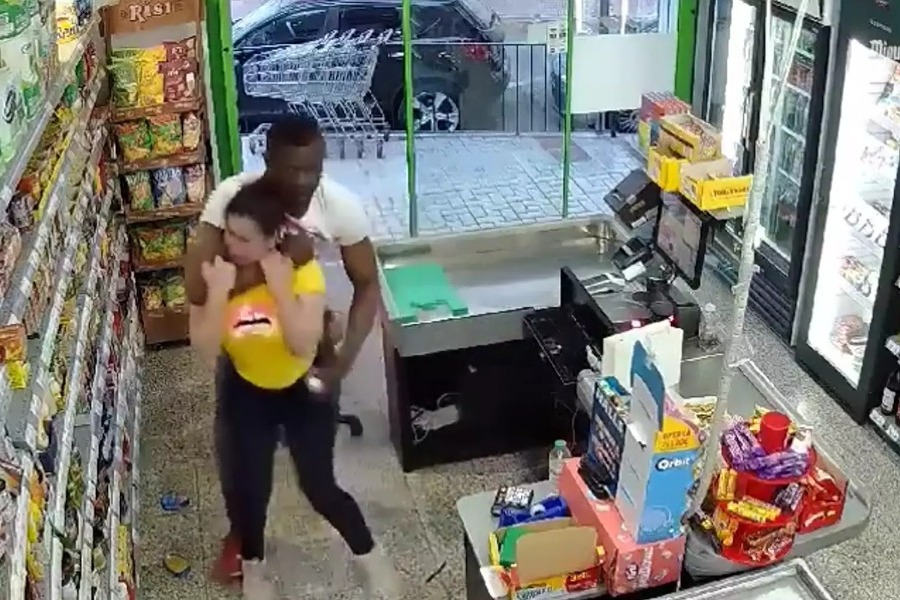 Ισπανία: Η στιγμή που 40χρονος προσπαθεί να πνίξει γυναίκα σε σούπερ μάρκετ της Μάλαγα - Σοκαριστικό βίντεο που κατέγραψε η κάμερα