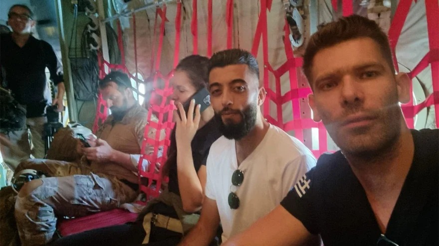 Γροθιά στο στομάχι! Φωτογραφίες από τις τελευταίες στιγμές των δύο αδελφών μέσα στο αεροσκάφος της ελληνικής αποστολής στη Λιβύη
