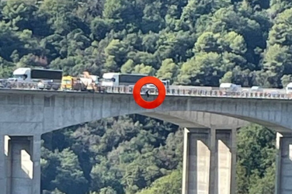 Σοκ ‑ Ποδοσφαιριστής της Νις απειλεί να πέσει από γέφυρα ύψους 100 μέτρων στη Γαλλία