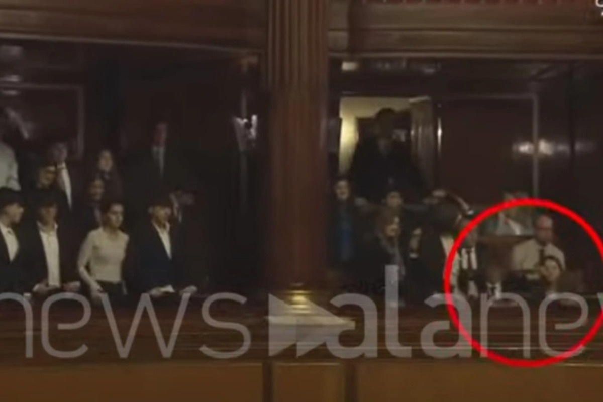Ιταλία: Μαθητής λυκείου έκανε το σήμα του πιστολιού προς τη Μελόνι στη Γερουσία