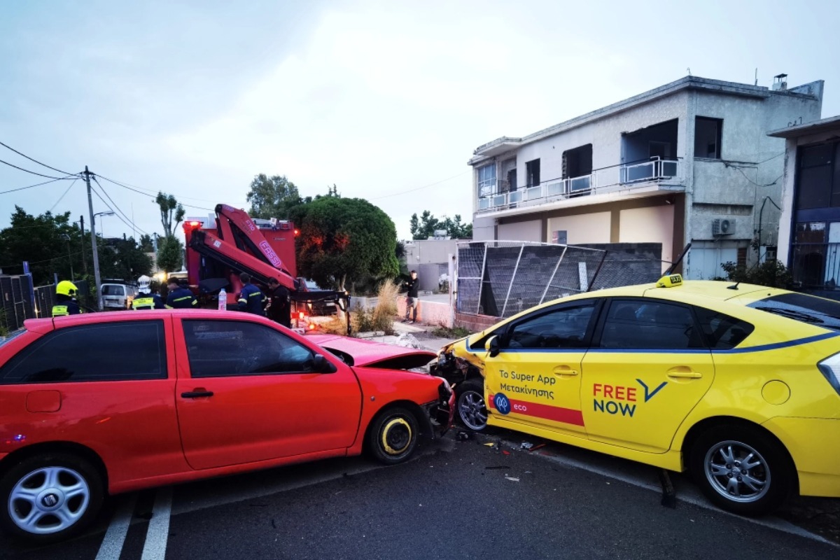 Μενίδι: Μετά από επικίνδυνο ελιγμό του οδηγού του ΙΧ η σφοδρή σύγκρουση με το ταξί