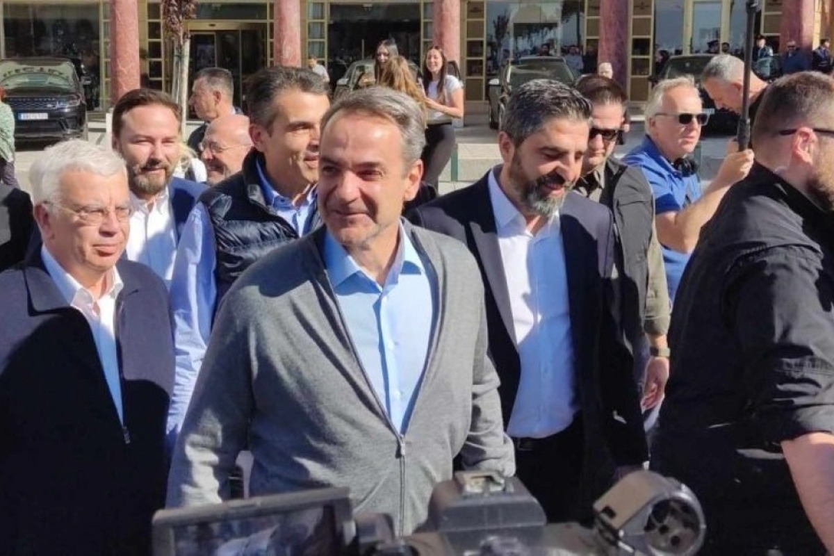 «Κορίτσια, γιατί είστε εδώ;» ‑ Διάλογος Μητσοτάκη με μαθήτριες στη Θεσσαλονίκη