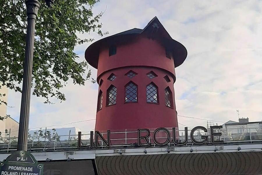 Παρίσι: Έπεσαν τα φτερά του Moulin Rouge - Αγνωστη η αιτία