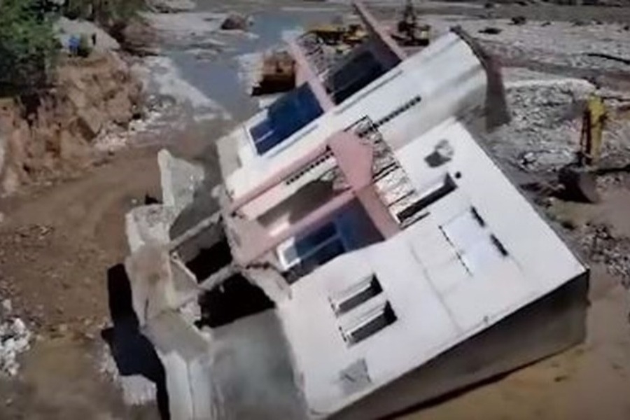 Μουζάκι Καρδίτσας: Γυμναστήριο κατέρρευσε σαν χαρτόκουτο και έπεσε στο ποτάμι ‑ Σοκαριστικό βίντεο