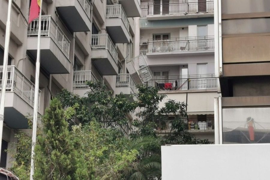 «Ατραξιόν» το αιωρούμενο μπαλκόνι ξενοδοχείου στη Συγγρού: Παραμένει εκεί για τρίτη ημέρα