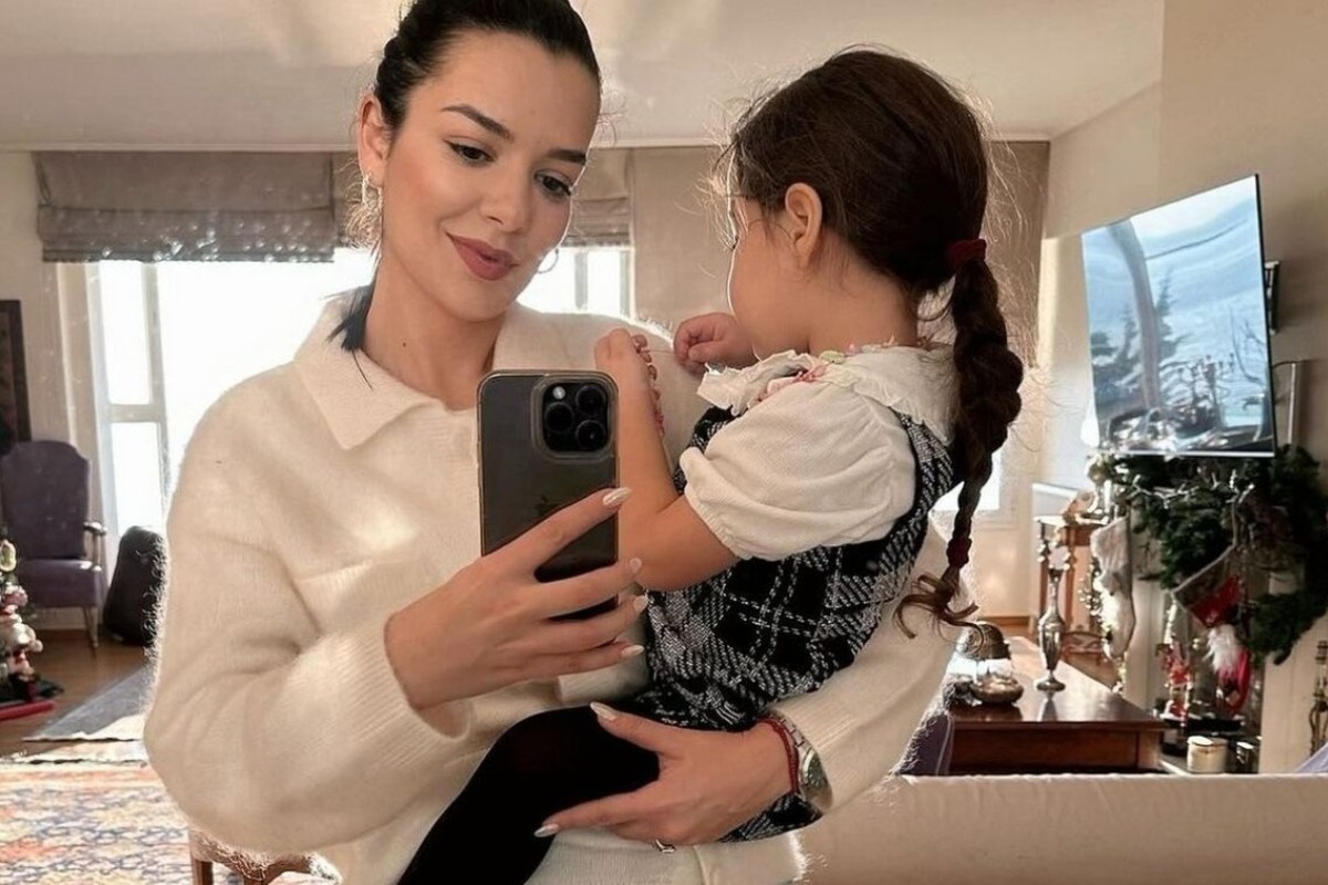 Νικολέττα Ράλλη: Μάζεψε ελιές με την κόρη της στο χωριό