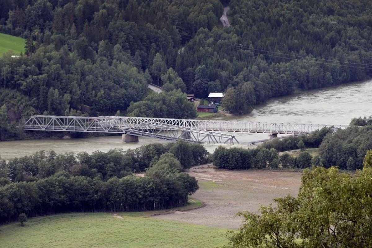 Σιδηροδρομική γέφυρα στη Νορβηγία κατέρρευσε λόγω των πλημμυρών