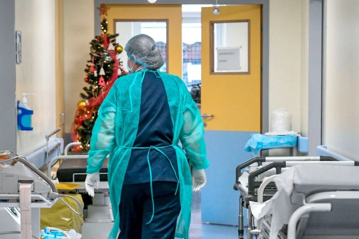 Θρήνος για το βρέφος στην Πτολεμαΐδα ‑ Οι γονείς καταγγέλλουν ότι τους έδιωξαν δύο φορές από το νοσοκομείο
