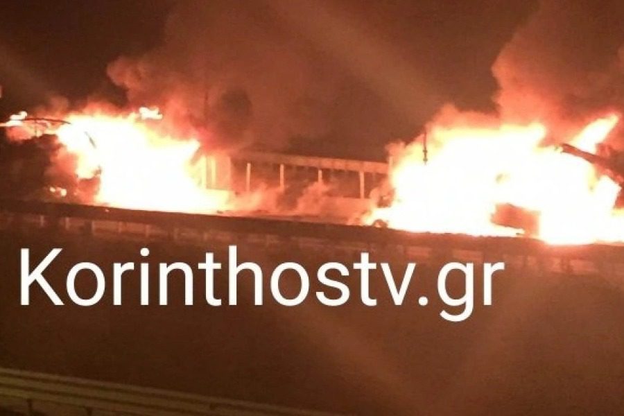 Εθνική οδός Κορίνθου ‑ Πατρών: Νταλίκα «λαμπάδιασε» στην άκρη του δρόμου, στο ύψος του Δερβενίου
