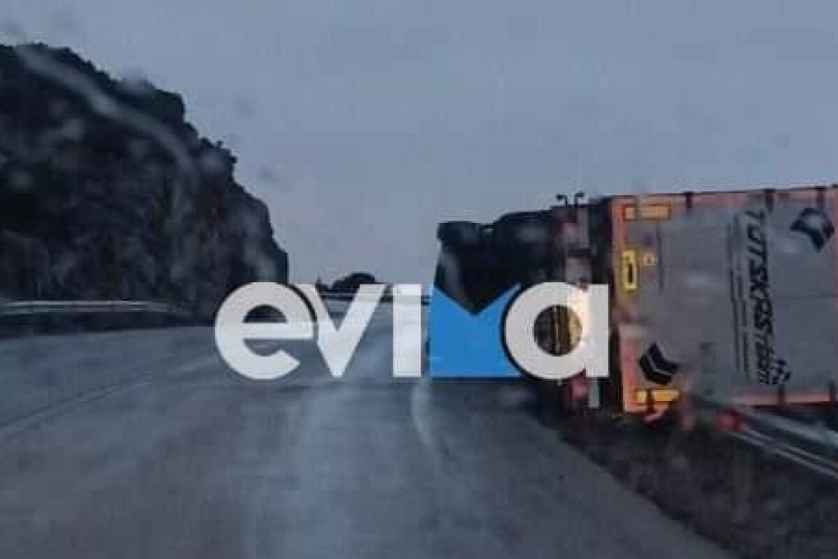 Τρομακτικό τροχαίο στην Εύβοια: Νταλίκα κρέμεται σε γκρεμό για ώρες