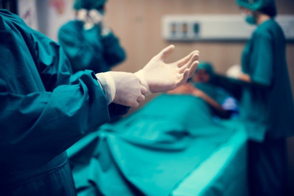 Ξέχασαν βελόνα στην κοιλιά της ‑ «Μου προκάλεσαν νεφρική ανεπάρκεια»