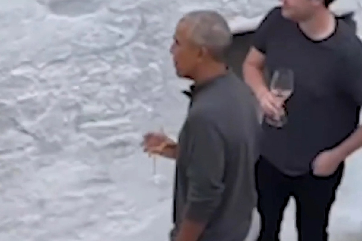 Βίντεο: Η βόλτα του Μπαράκ Ομπάμα στα σοκάκια της Σίφνου