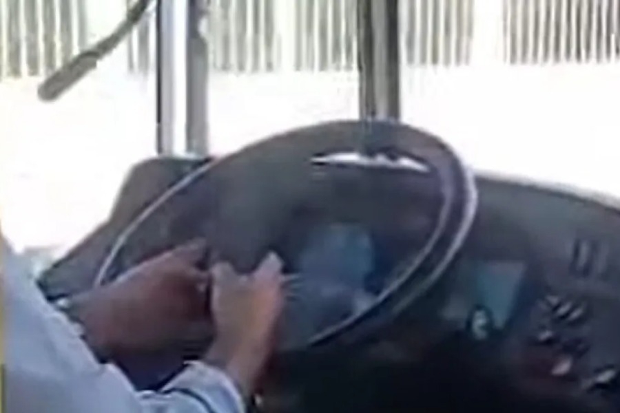 Οδηγός ΚΤΕΛ «παίζει» με το κινητό του ενώ οδηγεί λεωφορείο γεμάτο με κόσμο - Το βίντεο που τράβηξαν οι πειβάτες