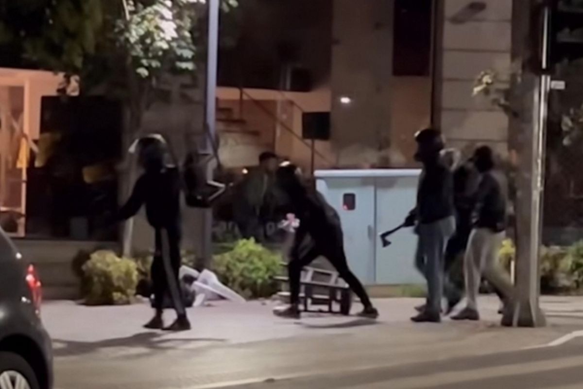 Σοκαριστικό βίντεο από την οπαδική επίθεση σε μπαρ της Θεσσαλονίκης με τσεκούρι και taser