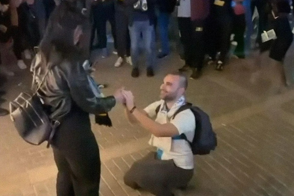 Επικό σκηνικό έξω από την OPAP Arena ‑ Οπαδός της Μαρσέιγ έκανε πρόταση γάμου σε φαν της ΑΕΚ και αποθεώθηκε ‑ Βίντεο